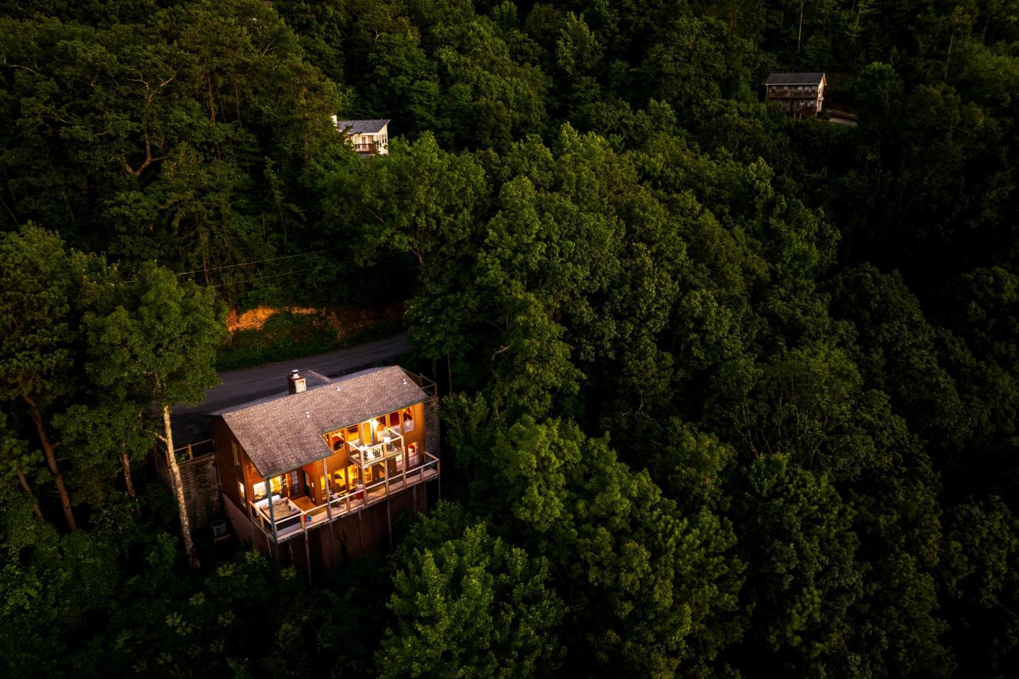 Elevista - Quaint&Private-Views-Hottub-Pooltable-Bears-3 Clubhouse Pools Villa Gatlinburg Exterior photo